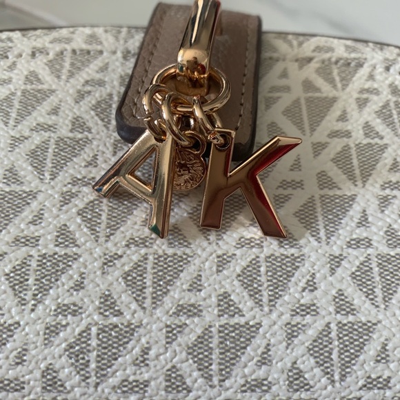 NWT Women's Cream and Brown Wallet - Picture 7 of 8